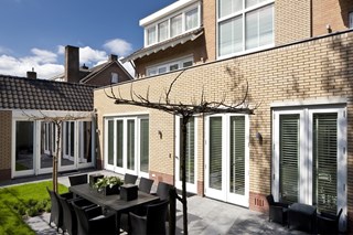 jasno_blinds_wit_buitenaanzicht_openslaande_deuren