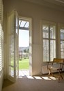 jasno_shutters_wit_openslaande_deur_hotel