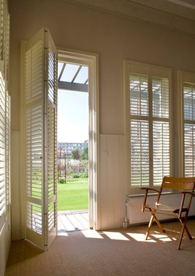 jasno_shutters_wit_openslaande_deur_hotel