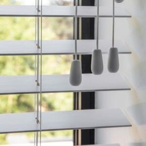 houten-jaloezie&#235;n-met-handbediening-300x300