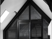 Zwarte shutters driehoekraam kazerne product