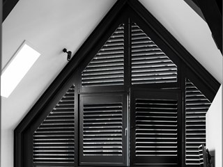 Zwarte shutters driehoekraam kazerne product