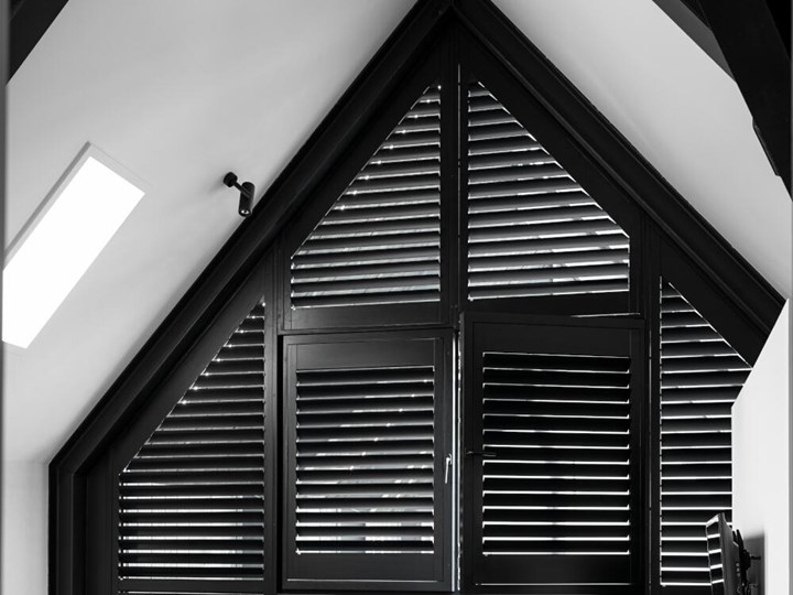 Zwarte shutters driehoekraam kazerne product