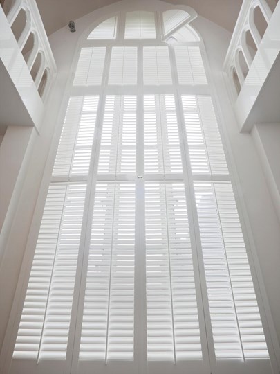 Witte shutters hoog raam 6 meter impressie